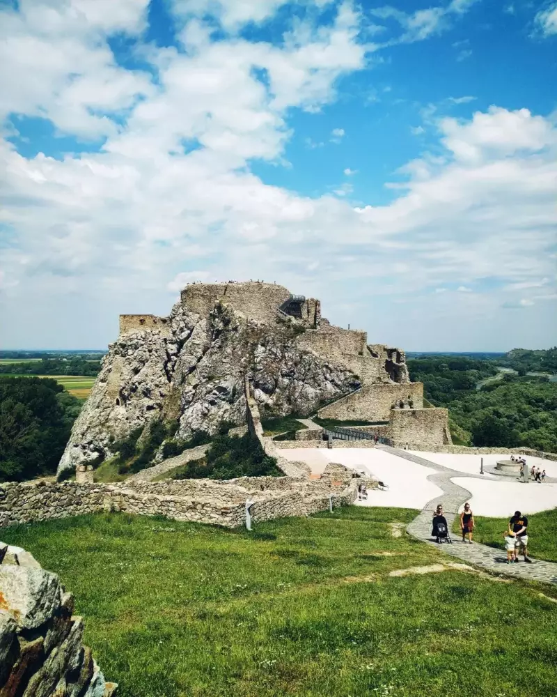 Hrad Devín — jeden z najstarších hradov na Slovensku