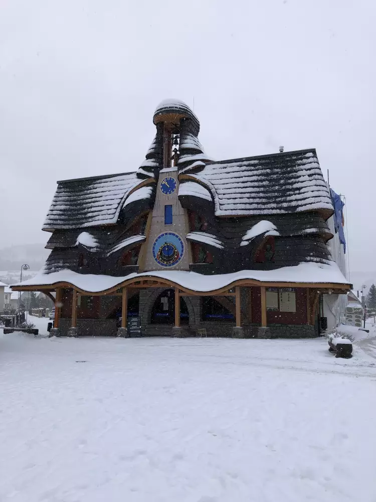 Slovenský orloj – odbíja každú hodinu, promenáda svätcov