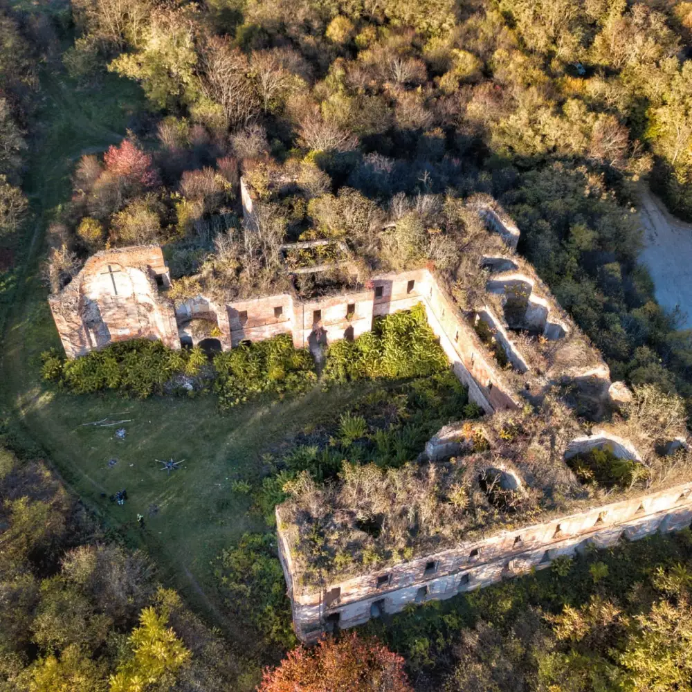 Kláštor Mariánska Čeľaď — zrúcanina pri Veľkých Lovciach