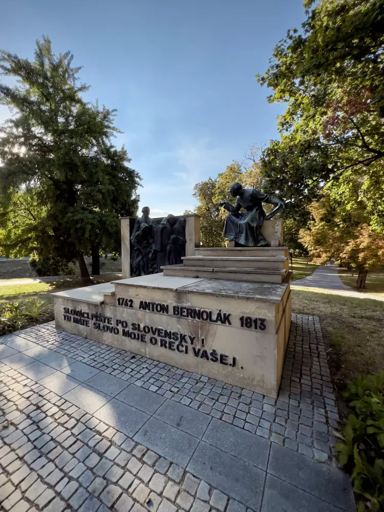 Pamätník Antona Bernoláka pri Bernolákovom sade