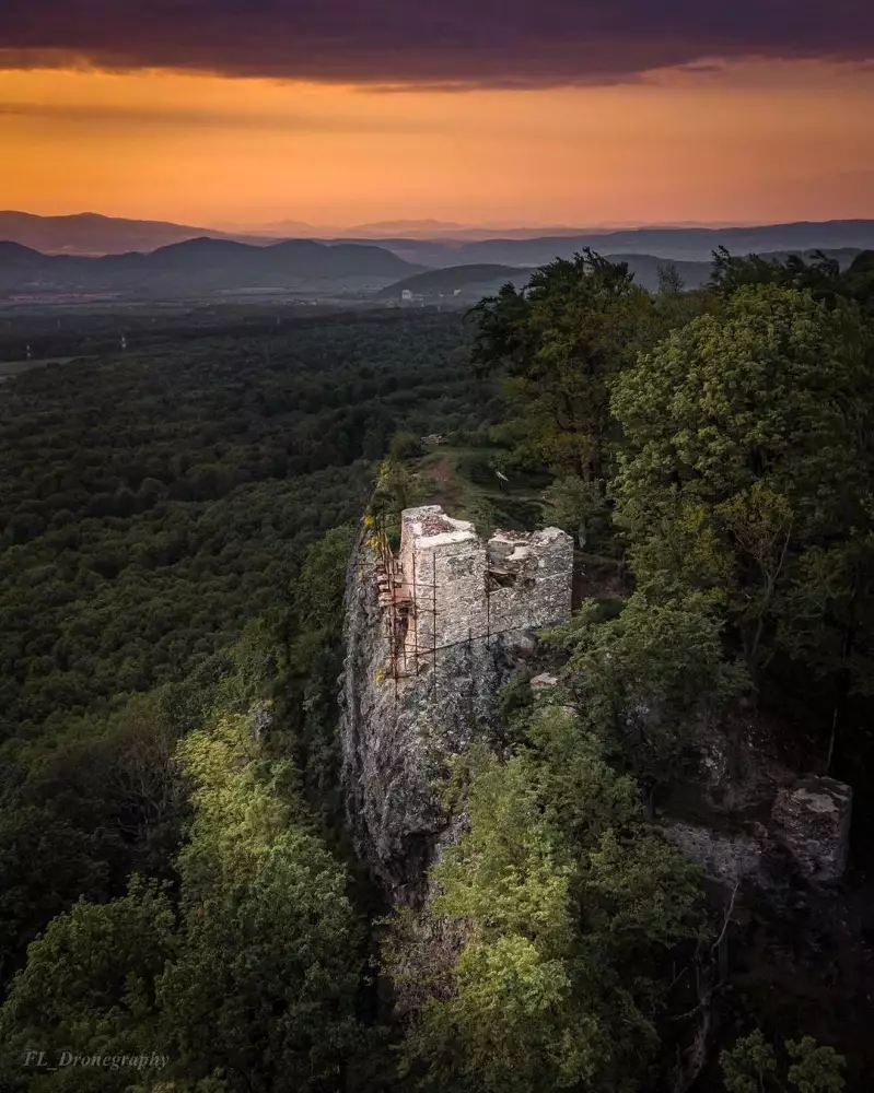 Soľnohrad — 13. storočný hrad s výhľadom na Ruskú Novú Ves