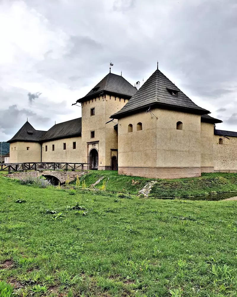Vodný hrad Hronsek – goticko-renesančný kaštieľ (1576)