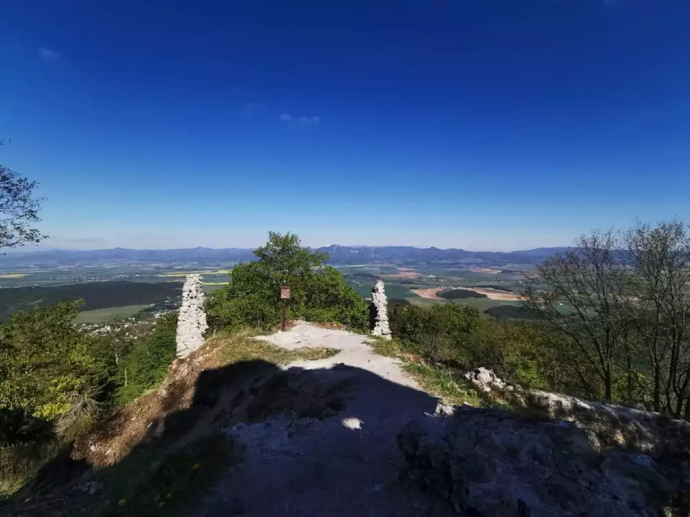 Hrad Zniev — druhý najvyššie položený hrad, trasa 4,5 km