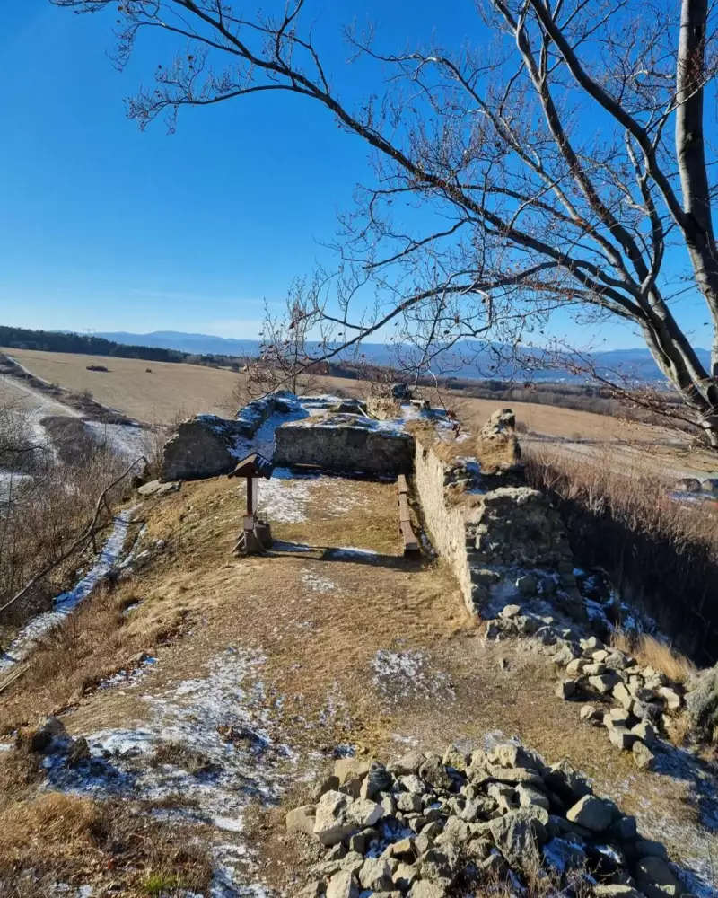 Hrad Šebeš — ruiny a výhľady, prístup z Podhradíka