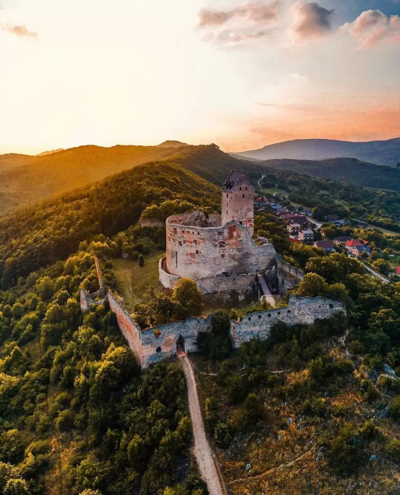 Topolčiansky hrad — zrúcanina kráľovského hradu nad Podhradím
