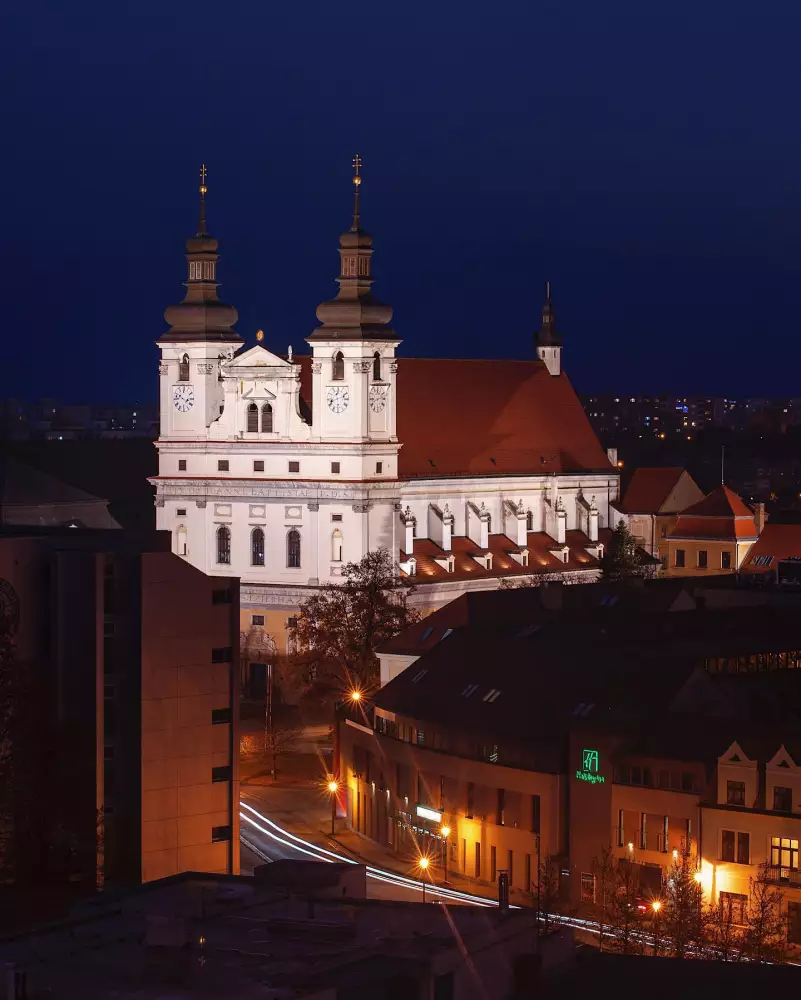 Katedrála sv. Jána Krstiteľa — barokový chrám s dreveným oltárom