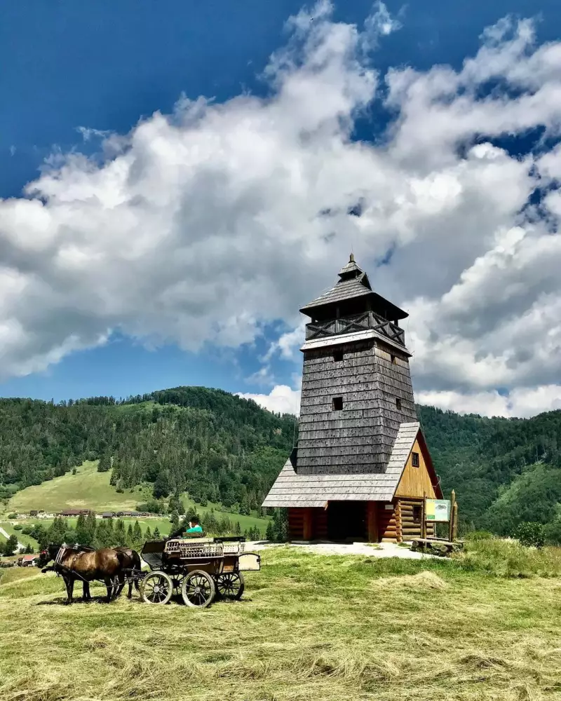 Zbojská rozhľadňa — zvon Hronec a výhľady na Kučalach