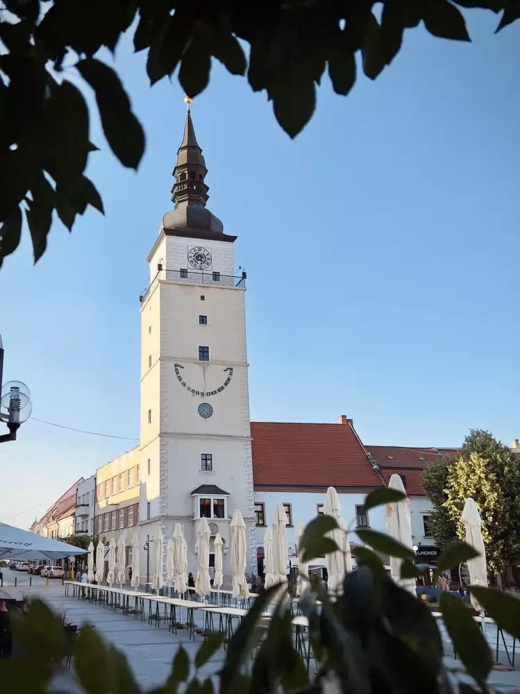Trnavská Mestská veža na Trojičnom námestí — renesancia a hodiny