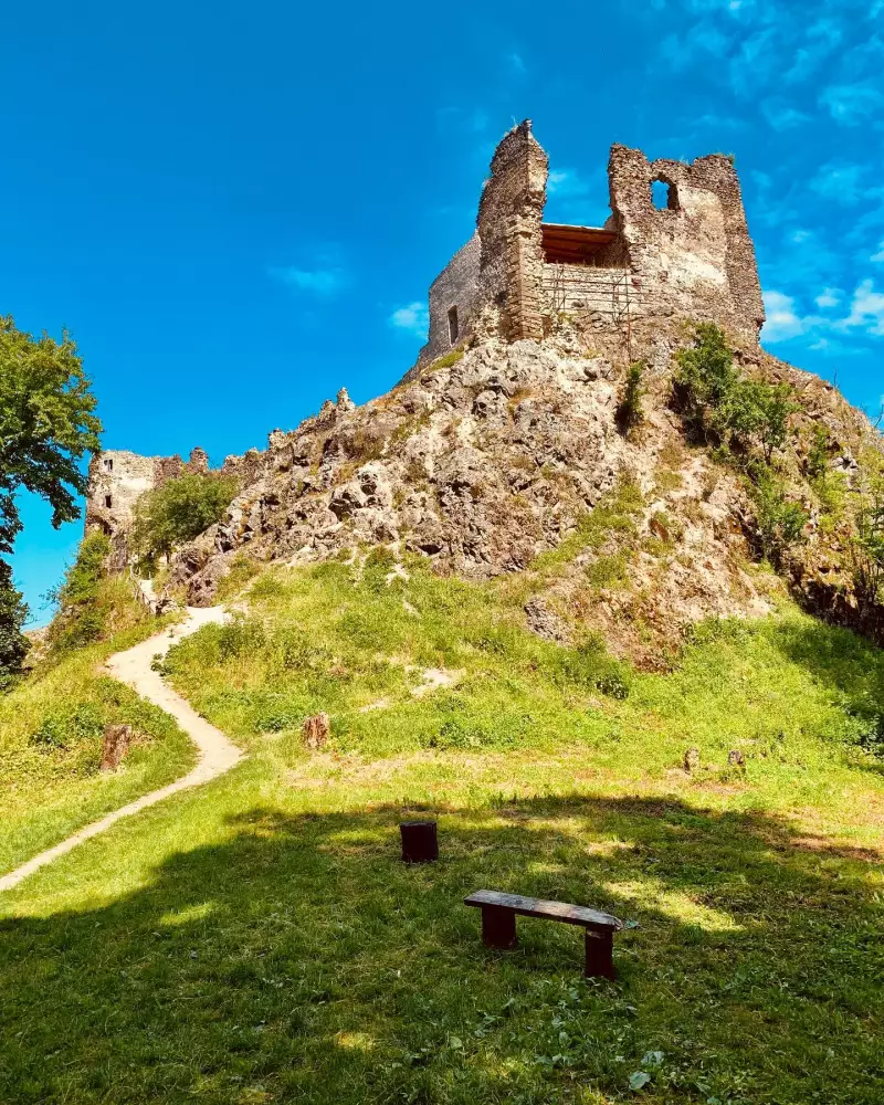 Hrad Šášov — zrúcaniny nad Hronom, strážca Pohronia