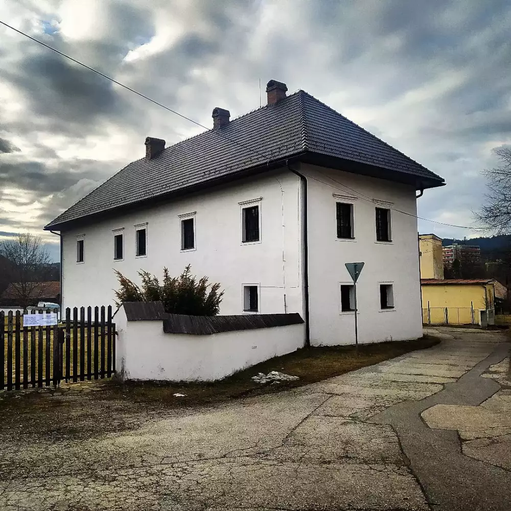 Kaštieľ Radoľa — renesančné sídlo s expozíciami