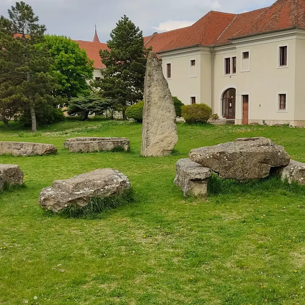 Holíčske megality: komplex balvanov s prastarými rytinami