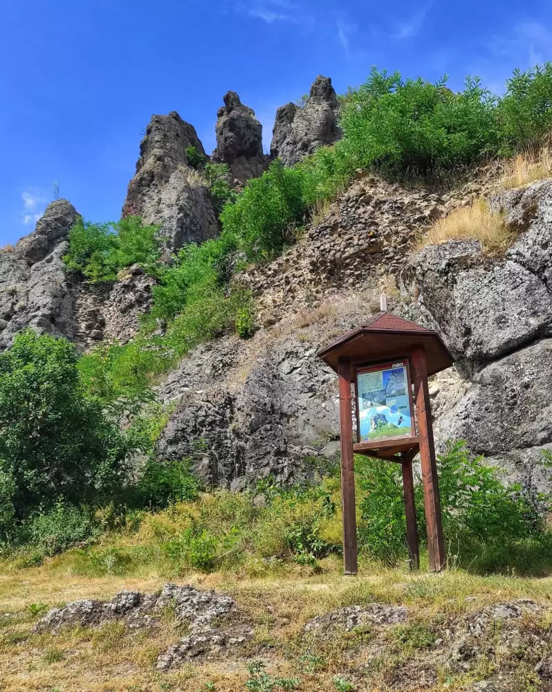 Hrad Hajnáčka: zrúcanina gotického kráľovského hradu