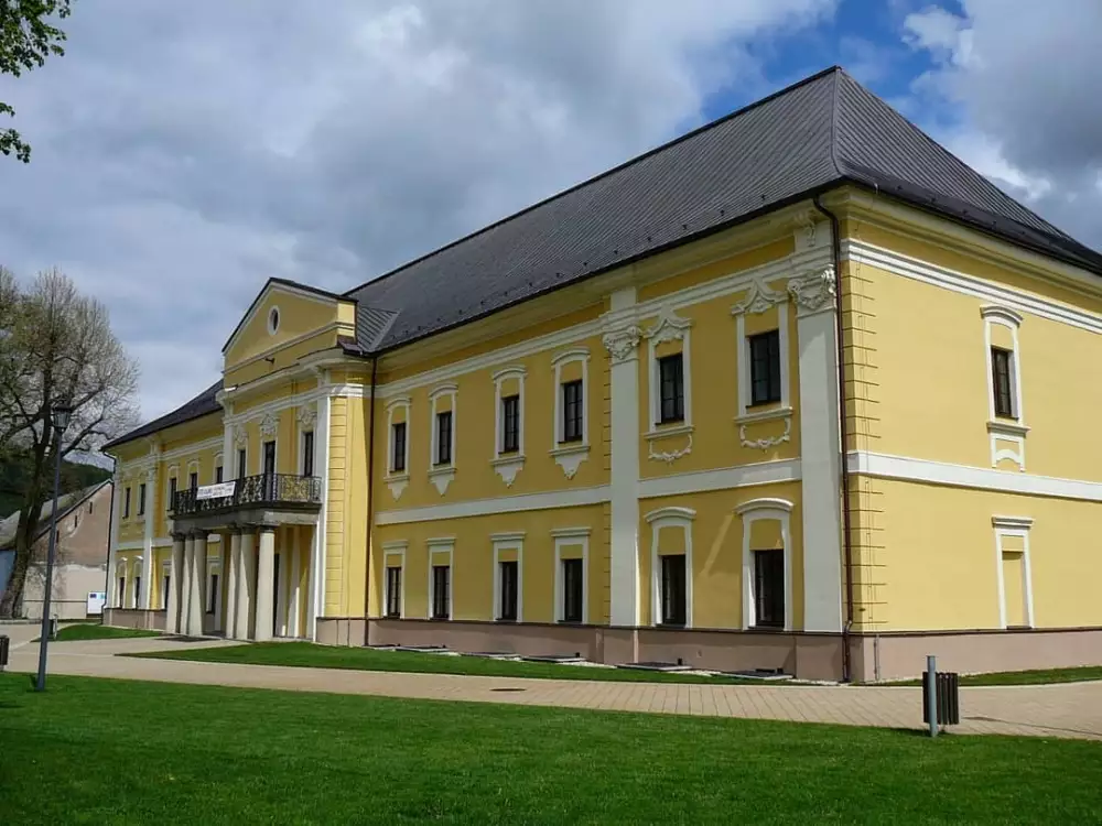 Kaštieľ Snina – mestská knižnica a expozície múzeí a galérií