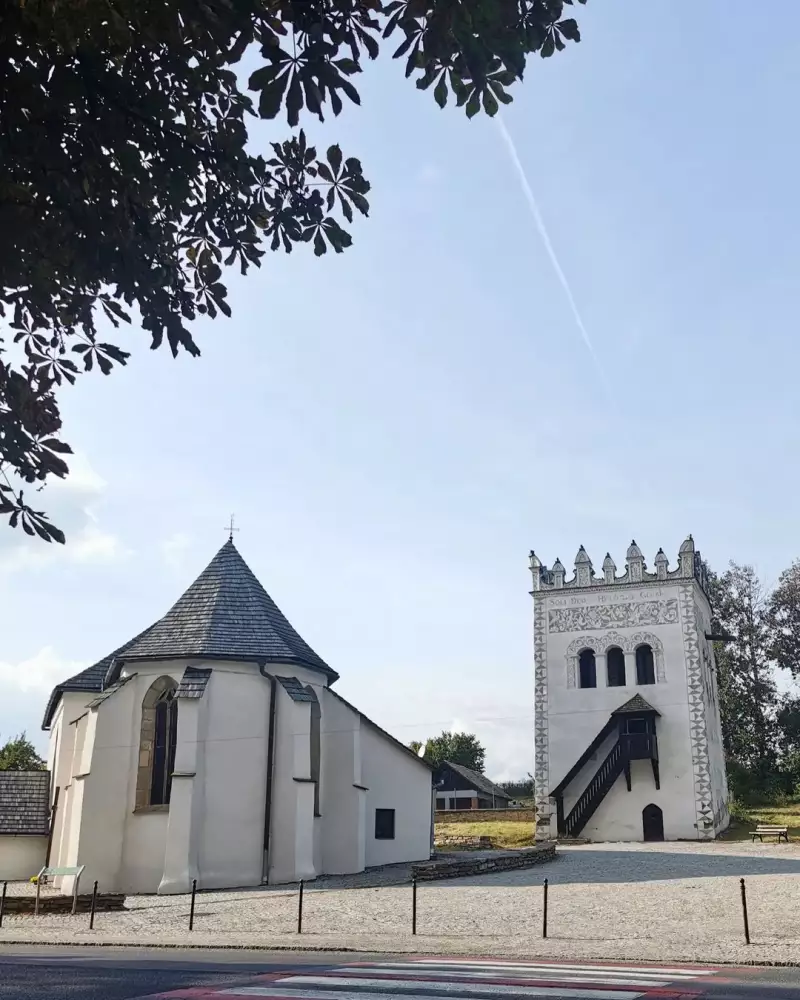 Zvonica Strážky – sgrafitová zvonica pri kostole sv. Anny