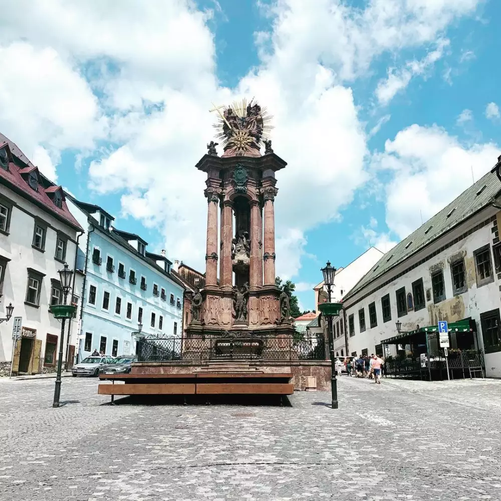 Námestie svätej trojice: morový stĺp a historické trhy