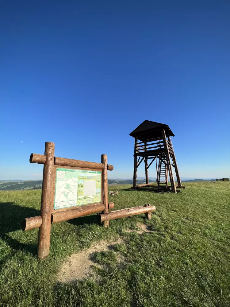 Rozhľadňa Žalostiná na vrchole nad Chvojnicou