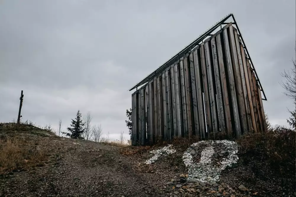 Kaplnka Vzkriesenia na vrchu Krížová – lesná prechádzka