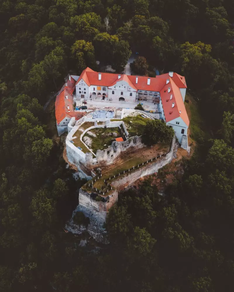 Hrad Modrý kameň — goticko-renesančný z 13. storočia