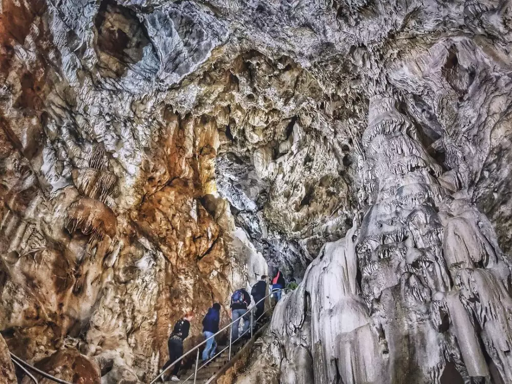 Harmanecká jaskyňa — vchod Izbica, Harmanecká dolina