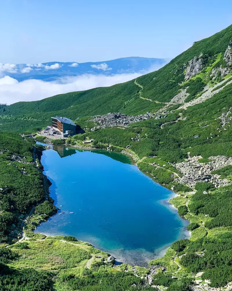 Velické pleso (1665 m) vo Velickej doline pri Sliezskom dome