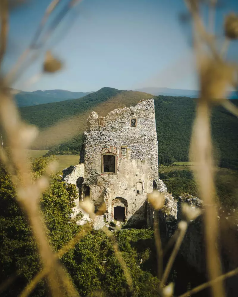 Hrad Gýmeš — zrúcanina nad obcou Jelenec (Tríbeč)