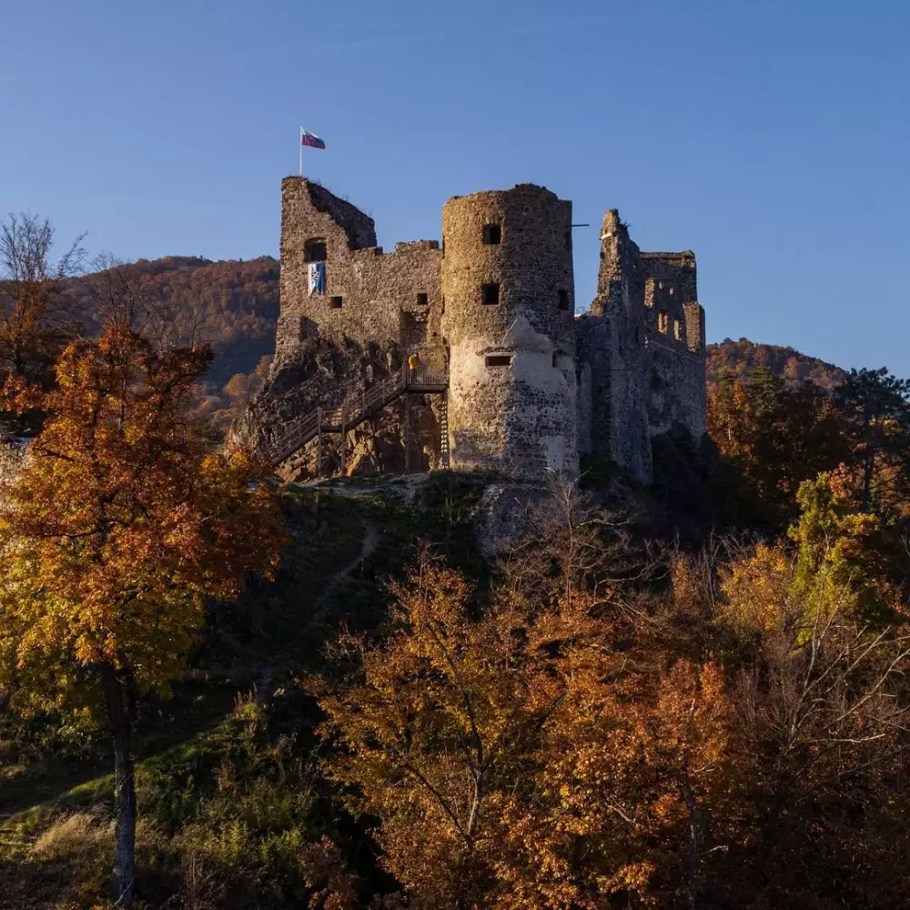 Hrad Revište — hrad na skalnej ostrohe nad Hronom