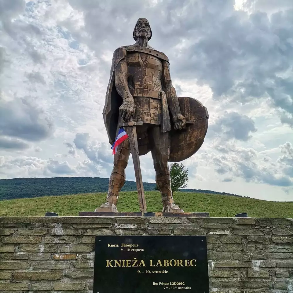 Knieža Laborec – bronzová socha nad dreveným kostolom